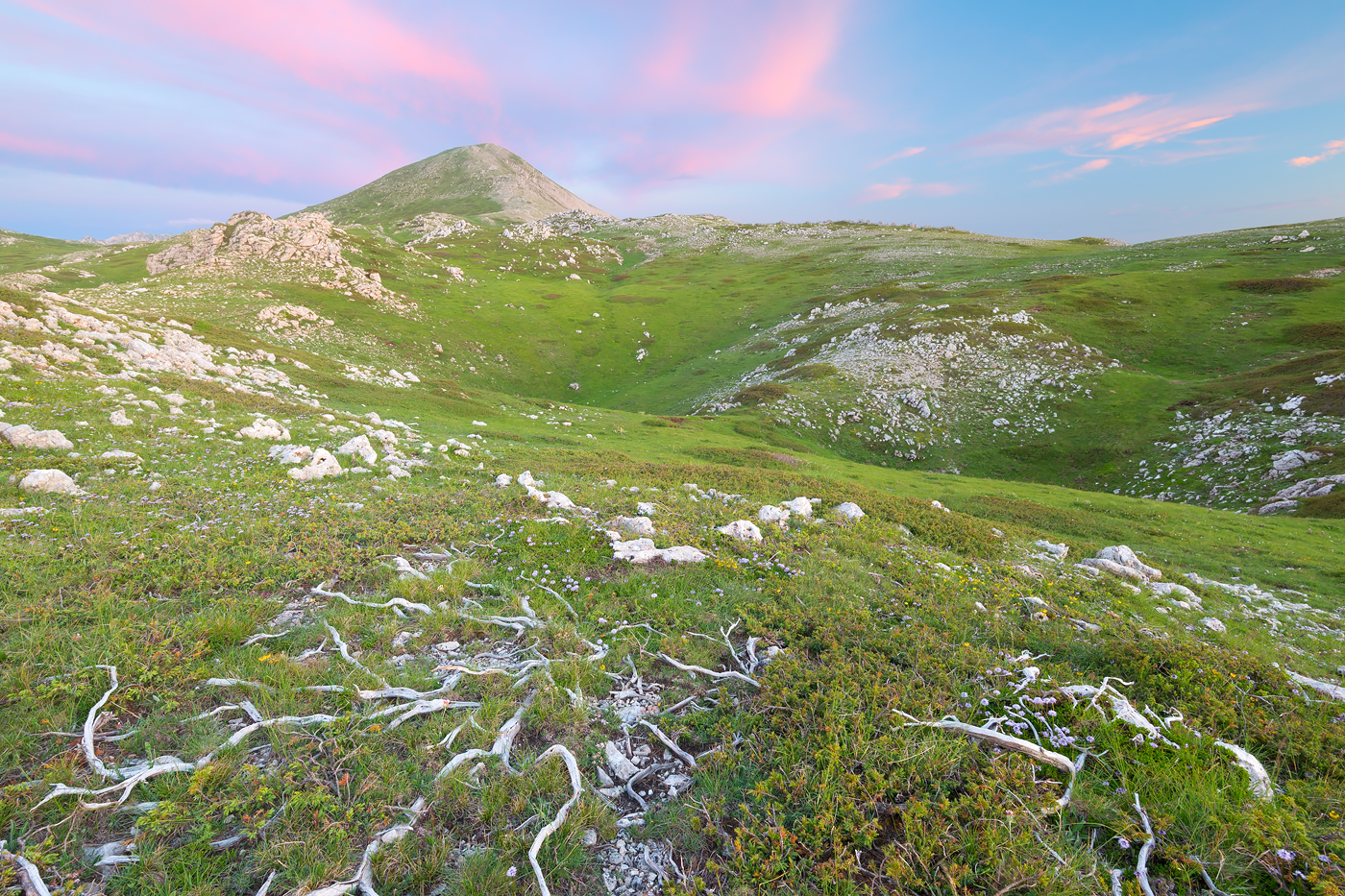 I delicati colori del crepuscolo abbracciano la vetta del Monte Cotento - Monti Simbruini