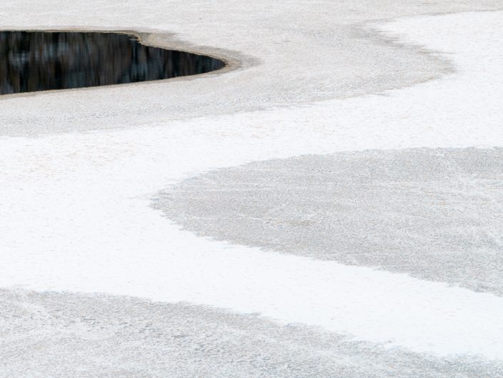 Forme astratte sulla superfice di un lago ghiacciato - Valle d'Aosta