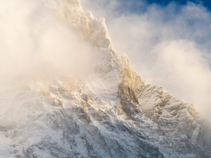 Atmosfere di nebbie e luci sui fianchi del Cervino all'alba - Valle d'Aosta